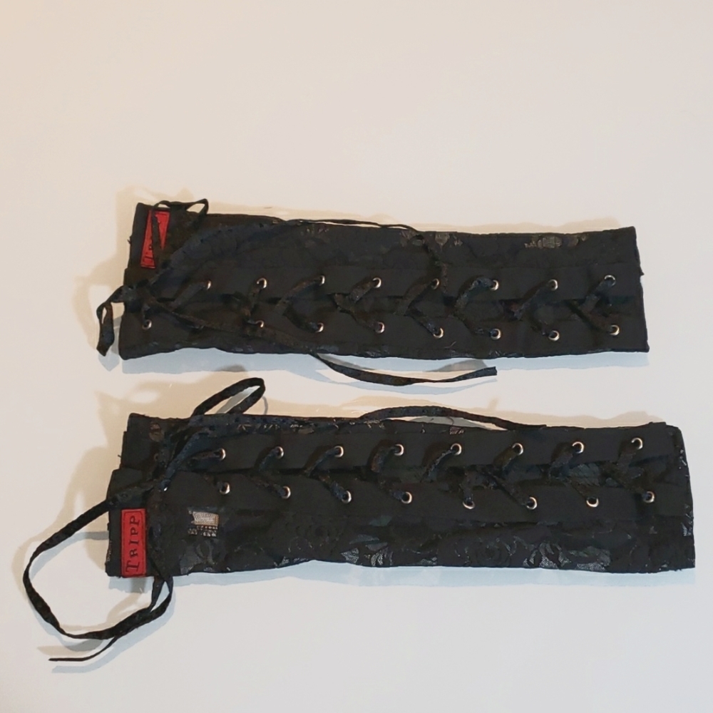Tripp NYC black stretch lace lace up fingerless gloves O/S
